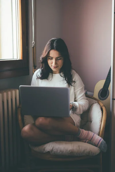 Mujer Joven Interior Casa Sentado Sillón Utilizando Computadora Distancia Trabajo —  Fotos de Stock