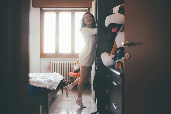 Jeune Femme Intérieur Maison Decluttering Garde Robe Choisir Des Vêtements — Photo