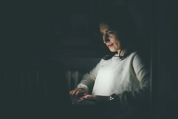 Молодая Женщина Помещении Дома Помощью Компьютера Поздно Ночью Окончания Срока — стоковое фото