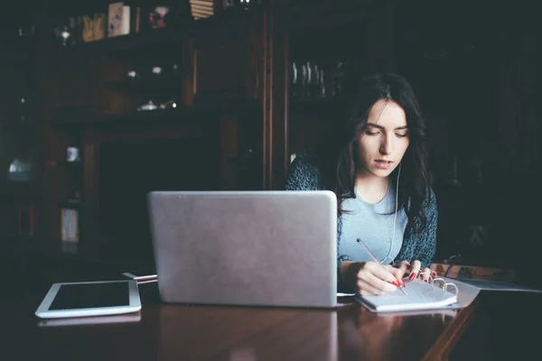 Mujer Joven Interior Hogar Usando Computadora Learning Trabajo Remoto Freelance —  Fotos de Stock