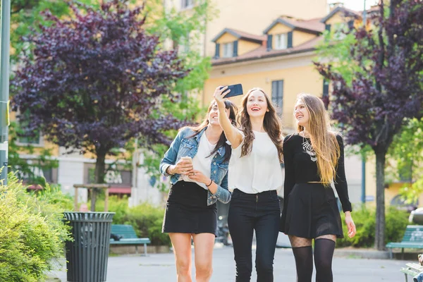 三位年轻貌美的高加索裔年轻女子千禧年 用智能手机进行视频定位 — 图库照片