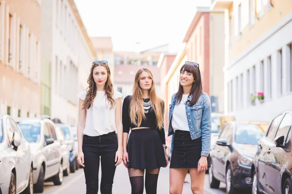 Tres Jóvenes Hermosas Mujeres Caucásicas Millennials Posando Aire Libre Ciudad —  Fotos de Stock