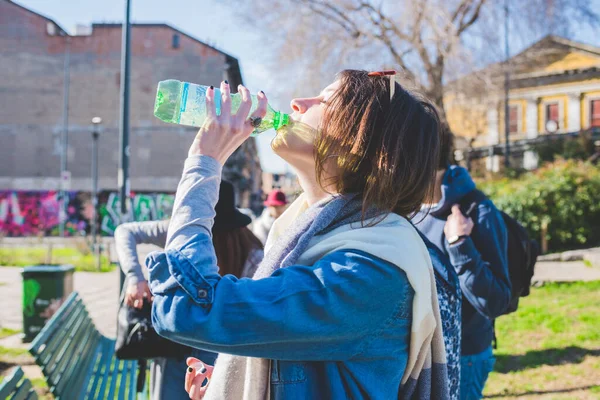 Young Woman Outdoor Drinking Water Thirsty — Stock Photo, Image