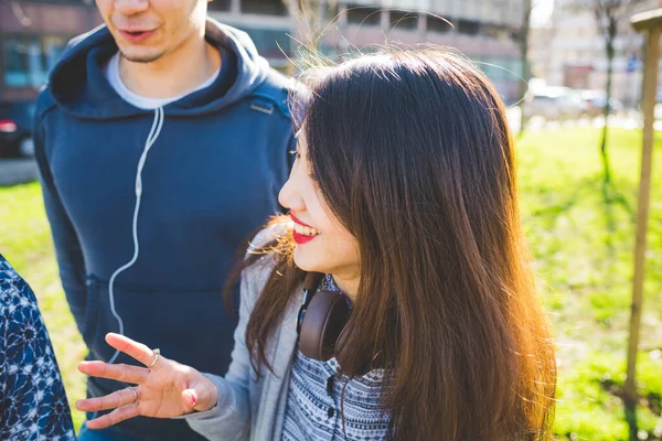 Junge Asiatische Frau Freien Chattet Mit Ihren Freunden Lächelnd — Stockfoto