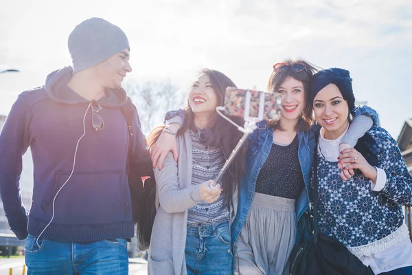 Multiraciale Groep Jongeren Die Selfie Met Behulp Van Smartphone — Stockfoto