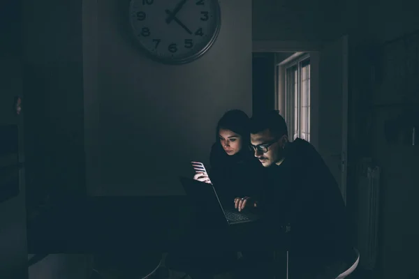 Genç Çift Evlerinde Bilgisayar Başında Video Izliyorlar Internetten Alışveriş Yapıyorlar — Stok fotoğraf