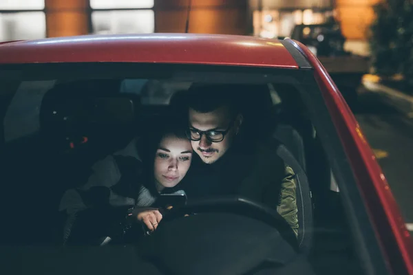 Mladý Pár Sedí Auto Sledování Streamování Videa Počítači Noci Nebo — Stock fotografie