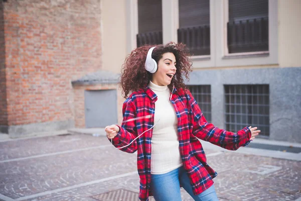 Młoda Wielonarodowa Kobieta Odkryty Słuchanie Muzyki Gospodarstwa Smartphone Taniec Entuzjazm — Zdjęcie stockowe