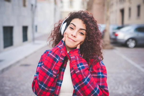 Portret Młodej Wielonarodowej Kobiety Świeżym Powietrzu Słuchającej Muzyki Uśmiechniętej — Zdjęcie stockowe