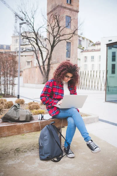 Dışarıda Dizüstü Bilgisayar Kullanan Genç Bir Kız Öğrenci Nternetteki Derslerin — Stok fotoğraf