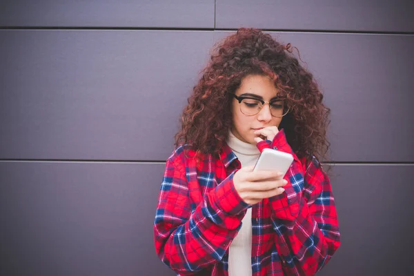 Wanita Muda Luar Ruangan Menggunakan Smartphone Membeli Online Atau Bermain — Stok Foto