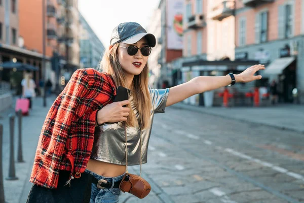 Jonge Vrouw Outdoor Hagel Taxi Verhogen Hand Met Urgentie — Stockfoto