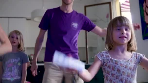 Keluarga Menari Bersama Sama Dalam Ruangan Bermain Video Game — Stok Video