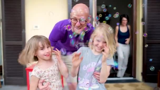 Zeitlupe Weibliche Kinder Geschwister Freien Auf Der Heimischen Terrasse Die — Stockvideo