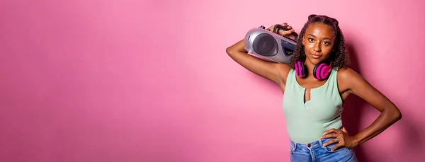 Mujer Negra Joven Aislada Escuchando Música Sosteniendo Cámara Con Aspecto — Foto de Stock