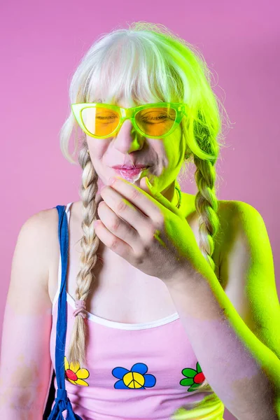 Jong Diverse Kaukasische Vrouw Geïsoleerde Achtergrond Lachen Blazen Kauwgom — Stockfoto