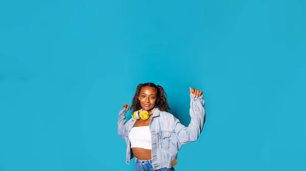 Jonge Zwarte Vrouw Dansen Gevoel Gratis Geïsoleerd Reclame Copyspace Achtergrond — Stockfoto