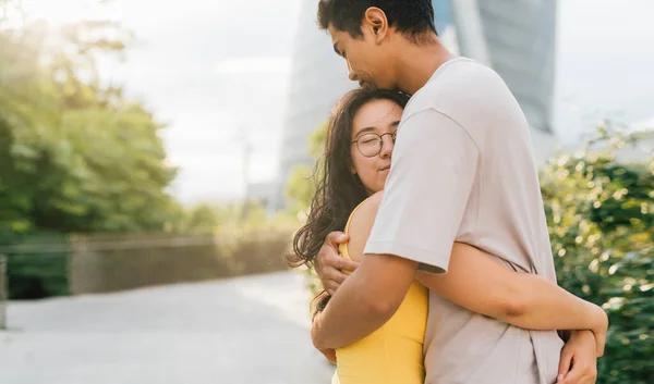 亚洲年轻夫妇的户外拥抱与感情和保护 广告工作空间 — 图库照片
