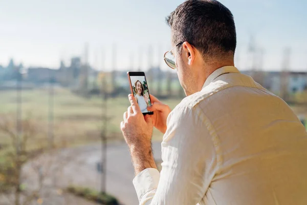 Homem Caucasiano Adulto Médio Livre Segurando Smartphone Videocalling Falando Tendo — Fotografia de Stock