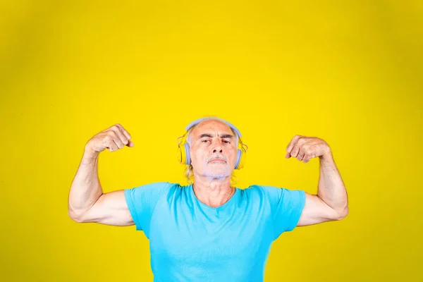 Homem Sênior Forte Saudável Mostrando Músculo Depois Treinar Ouvindo Música — Fotografia de Stock