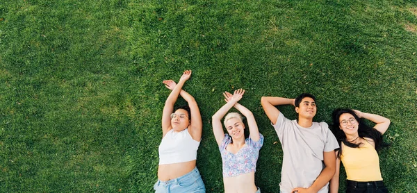 Grupo Jóvenes Amigos Multiétnicos Aire Libre Yaciendo Hierba Sonriendo Sentirse — Foto de Stock