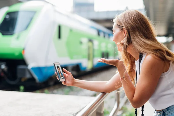 Joven Mujer Caucásica Estación Tren Videocalling Gesto Listo Para Salir —  Fotos de Stock