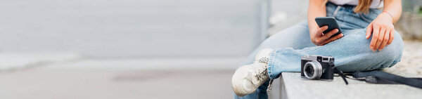 Обрезанный неузнаваемая женщина на открытом воздухе с помощью смартфона с 5g интернет-серфинга веб - реклама копирайтинг