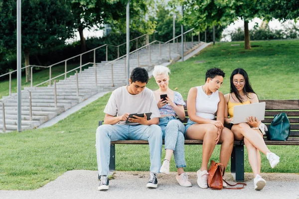 Grupo Pequeño Jóvenes Amigos Multiétnicos Aire Libre Utilizando Dispositivos Tehcnological —  Fotos de Stock