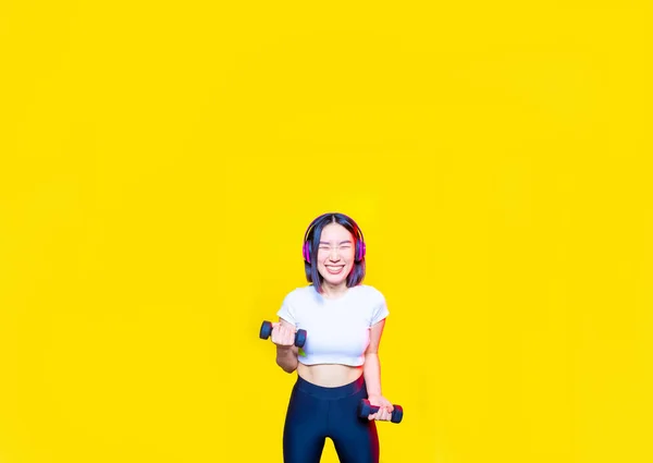 亚洲体育锻炼的年轻女子举重隔离广告文案背景 — 图库照片