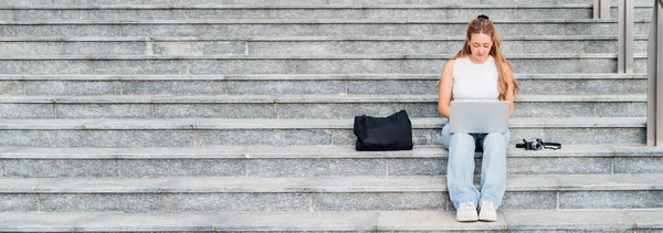 Mujer Joven Caucásica Aire Libre Escalera Sentada Utilizando Comercio Computadoras —  Fotos de Stock