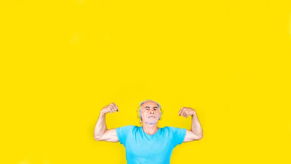 Senior Man Silny Zdrowy Pokazując Mięśnie Treningu Słuchanie Muzyki Słuchawki — Zdjęcie stockowe