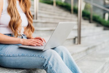 Kimliği belirlenemeyen genç bir kadın bilgisayar kumandası kullanıyor ve küçük işletmelerde çalışıyor. 