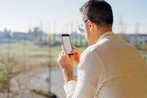 Uomo Caucasico Mezza Età Utilizzando Smartphone Con Pubblicità Schermo Vuoto — Foto Stock