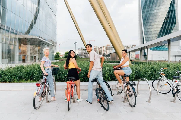 Grupp Multietniska Vänner Poserar Utomhus Ridning Cykel Åtnjuter Hållbara Alternativa — Stockfoto