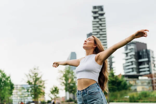 Genç Beyaz Kadın Kollarını Açıyor Temiz Hava Soluyor Özgürlüğün Tadını — Stok fotoğraf