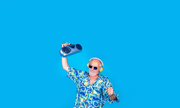 Senior Mężczyzna Taniec Clubbing Boombox Bezprzewodowe Słuchawki Zabawy Wakacje Izolowane — Zdjęcie stockowe