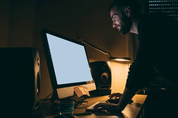 집에서 일하는 프리랜서 남자가 화면으로 컴퓨터를 사용하는 — 스톡 사진