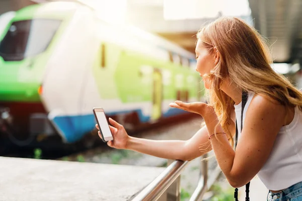 Mladý Kavkazský Žena Vlakovém Nádraží Videokalling Pomocí Smartphone Prázdnou Obrazovkou — Stock fotografie