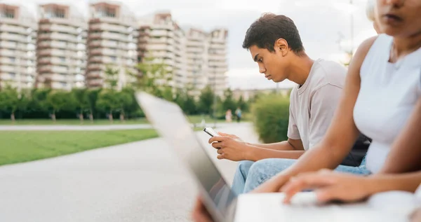 Jonge Asiatische Man Buiten Zitten Met Behulp Van Smartphone Geïsoleerd — Stockfoto