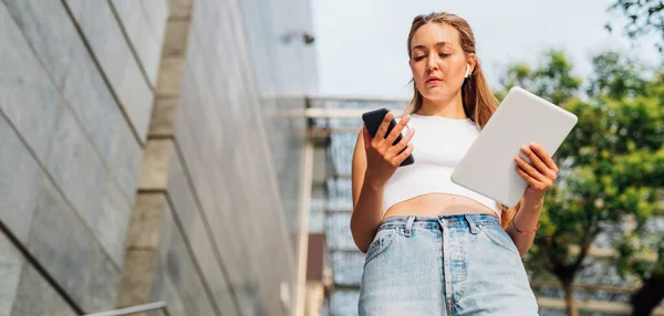 Contemporan Caucazian Multitasking Femeie Afaceri Aer Liber Folosind Tabletă Apel — Fotografie, imagine de stoc