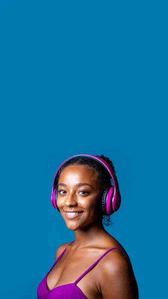 Μαύρο Σπορ Νεαρή Γυναίκα Απομονωμένη Ακούγοντας Μουσική Χαμογελώντας Σίγουροι Και — Φωτογραφία Αρχείου