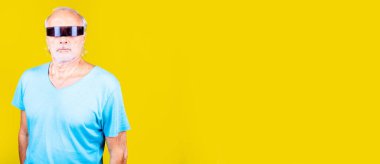 Beyaz, zeki gözlüklü, sarı arka planda, reklam amaçlı, beyaz, yaşlı bir adam.