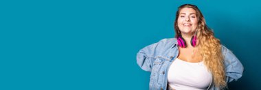 Genç ve beyaz bir kadın güler yüzlü, dost canlısı ve pozitif görünümlü bir kameradan izole edilmiş. Kopya uzay reklam pankartı.