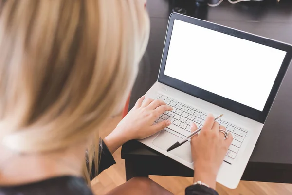 Donna Affari Irriconoscibile Casa Utilizzando Computer Che Lavora Casa Con — Foto Stock