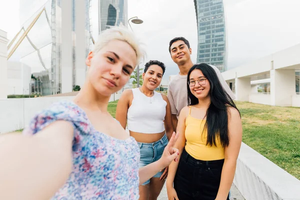 Grupo Amigos Jóvenes Multiétnicos Aire Libre Tomando Selfie Sonriendo Divirtiéndose — Foto de Stock