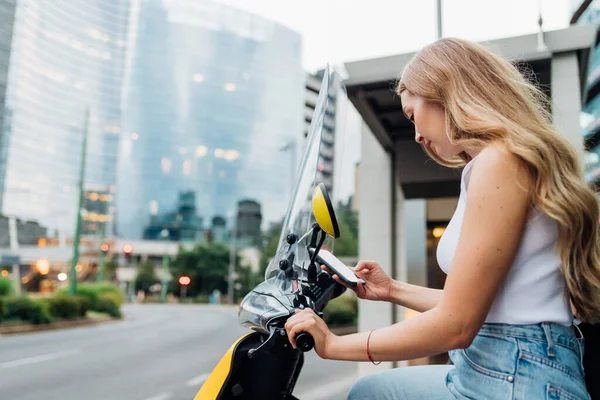 Joven Mujer Caucásica Aire Libre Sentado Scooter Eléctrico Compartible Aire — Foto de Stock