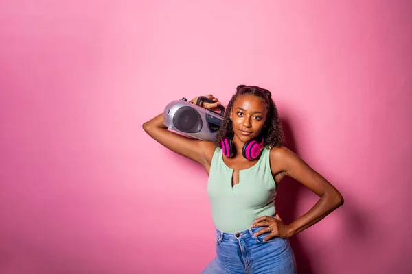 Jonge Zwarte Vrouw Geïsoleerd Luisteren Muziek Houden Boombox Kijken Camera — Stockfoto