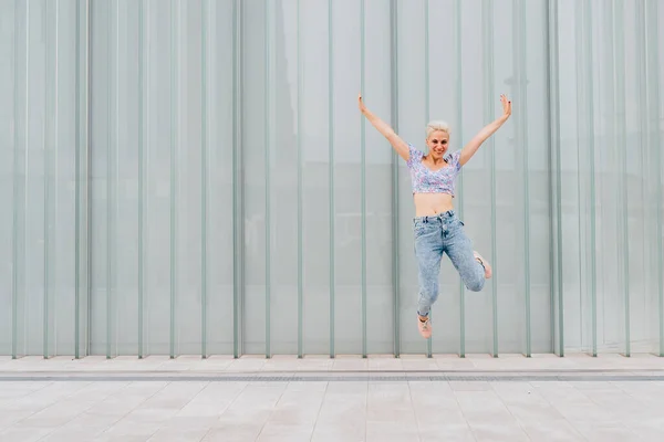 Genç Beyaz Kadın Dışarıda Zıplıyor Başarıyı Kutluyor Özgür Hissediyorum Reklam — Stok fotoğraf