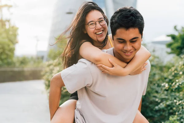 Mladý Asijský Pár Objímání Venku Koni Piggyback Úsměv Radostný Lásce — Stock fotografie