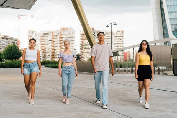 Groep Jonge Muliethnic Mensen Vrienden Wandelen Buiten Zelfverzekerd Serieus — Stockfoto